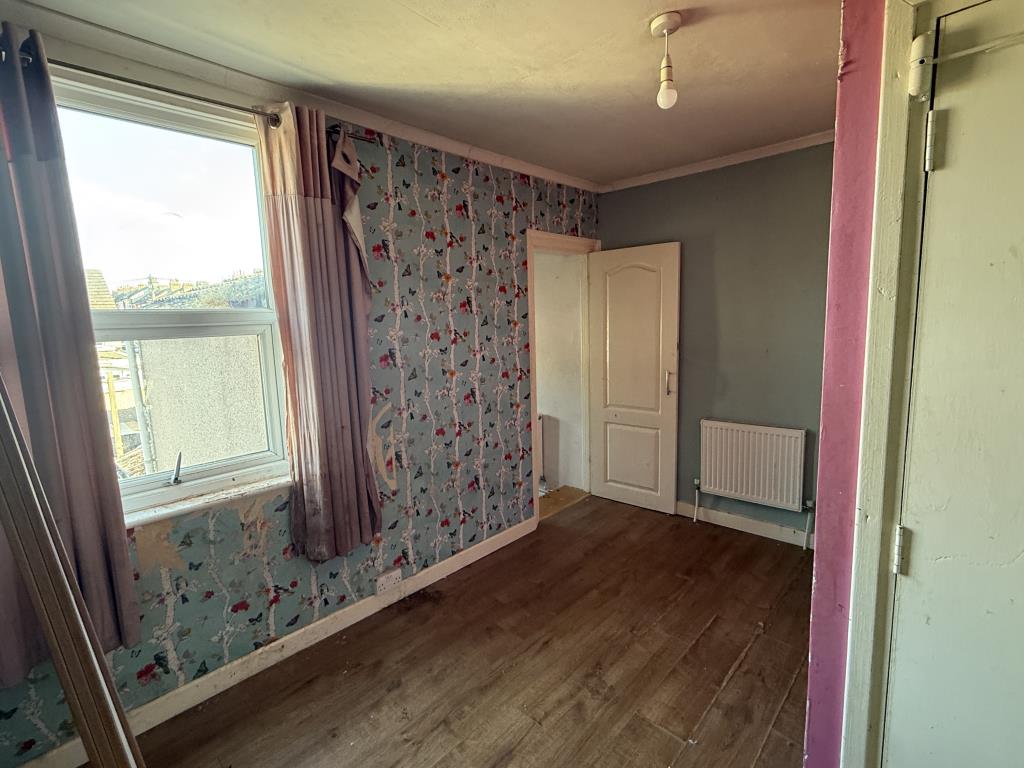 Lot: 134 - HOUSE IN NEED OF REFURBISHMENT - Middle Bedroom in house in need of refurbishment